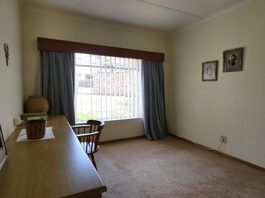 6 Bedroom Property for Sale in Wavecrest Eastern Cape